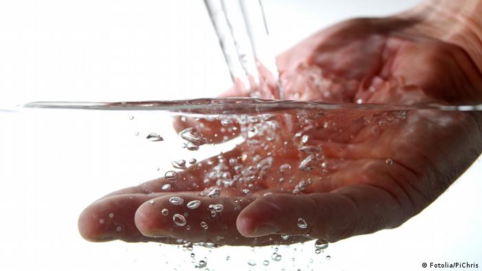 A hand with water (Copyright: PiChris/Fotolia.com)