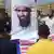 Cartaz com foto de Bin Laden em protesto no Cairo
