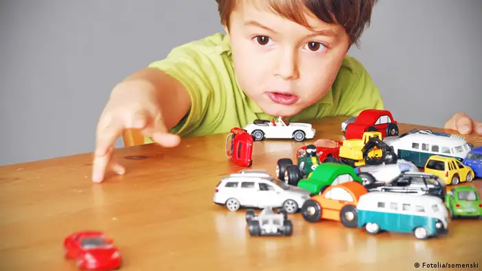 Symbolbild Kind Karriere Auto Spielzeug Tisch Junge Kind 