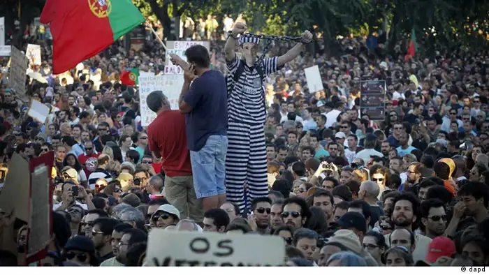 Zehntausende demonstrieren am Samstag, 15.09.2012, in Lissabon gegen die Sparpolitik der Mitte-Rechts-Regierung von Pedro Passos Coelho und die Auflagen des Internationalen Währungsfonds (IWF) (Foto: dapd) eingestellt: rb