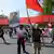 Demonstranten mit Fahnen und Transparenten in Peking# (Foto: AFP)