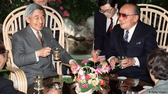 Bildergalerie chinesisch-japanische Beziehungen Kaiser Akihito in Peking 1992 (Getty Images)