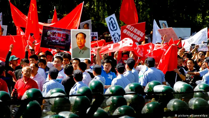 epa03401270 Chinese demonstrators protest outside the Japanese embassy in Beijing, China, 18 September 2012. Tensions between China and Japan keep escalating following Japan's purchase of the Diaoyu or Senkaku islands. The date 18 September marks the anniversary of Japan's invasion of China's northern territories. EPA/DIEGO AZUBEL