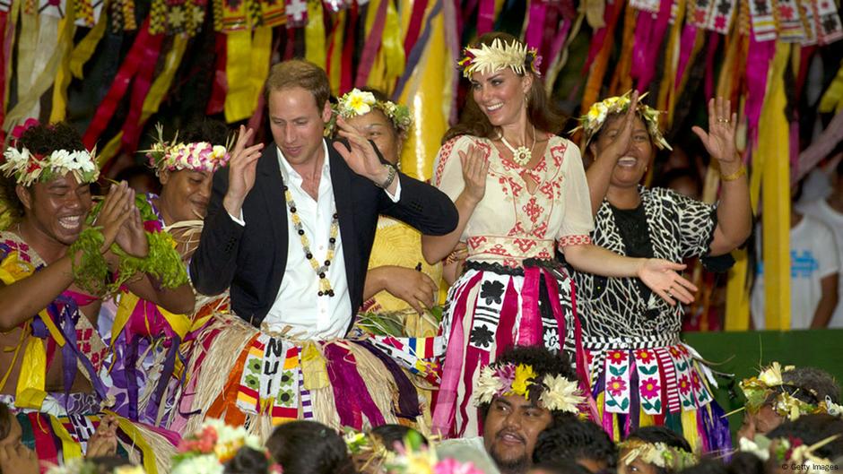 Tuvalu: Princ Vilijam i Kejt, vojvotkinja od Kembridža tokom zabavnog programa 18. septembra 2012. Njih dvoje su bili su na turneji povodom Dijamantnog jubileja kraljice, tokom koje su posetili Singapur, Maleziju, Solomonova Ostrva i Tuvalu, predstavljajući kraljicu.