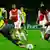 Amsterdams Ryan Babel (r.) versucht den Ball an Dortmunds Keeper Roman Weidenfeller (l.) vorbei zu schieben (Foto: REUTERS/Ina Fassbender)