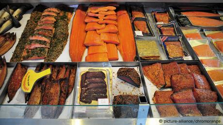 Symbolbild Fischstand Lachs Norwegen Fischabteilung Fisch Fischerei Überfischung Lachsbestand 