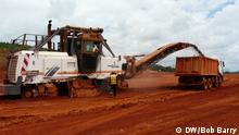 Bildbeschreibung: Bauxit-Abbau in der Débélen-Mine in Guinea Schlagworte: Bauxit, Aluminium, Rohstoffe, Guinea Überschrift: Bauxit-Abbau in Guinea Fotograf: Bob Barry