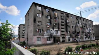 Mauer um Roma-Wohnblocks in Baia Mare (Foto: EPA/ZSOLT CZEGLEDI(c) dpa - Bildfunk)