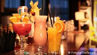 Symbolbild Alkohol Bar Cocktail Cocktailbar Glas Martini