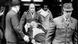 ARCHIV - Sanitäter tragen einen Mann aus dem Opec-Gebäude in Wien, der bei dem Terroranschlag am 21.12.1975 verletzt wurde. Fast 37 Jahre nach dem blutigen Anschlag auf die Wiener Opec-Konferenz wird ein Teil der Akte wieder geöffnet: Vor einem Frankfurter Gericht müssen sich von Freitag (21.09.2012) an zwei mutmaßliche Mitglieder der links-militanten Revolutionären Zellen für das Attentat und andere Anschläge verantworten. Bei dem Anschlag waren 1975 drei Menschen ums Leben gekommen. Foto: dpa (zu lhe «Nach Opec-Anschlag stehen mutmaßliche Terroristen vor Gericht» vom 18.09.2012, nur s/w) +++(c) dpa - Bildfunk+++ ARCHIV - Sanitäter tragen einen Mann aus dem Opec-Gebäude in Wien, der bei dem Terroranschlag am 21.12.1975 verletzt wurde. Fast 37 Jahre nach dem blutigen Anschlag auf die Wiener Opec-Konferenz wird ein Teil der Akte wieder geöffnet: Vor einem Frankfurter Gericht müssen sich von Freitag (21.09.2012) an zwei mutmaßliche Mitglieder der links-militanten Revolutionären Zellen für das Attentat und andere Anschläge verantworten. Bei dem Anschlag waren 1975 drei Menschen ums Leben gekommen. Foto: dpa (zu lhe «Nach Opec-Anschlag stehen mutmaßliche Terroristen vor Gericht» vom 18.09.2012, nur s/w) +++(c) dpa - Bildfunk+++