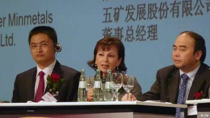 Frau Petra Wassner, Geschäftsführerin der NRW.Invest GmbH, umrahmt von zwei chinesischen Unternehmern. Foto. Zhang Danhong, Köln, 14. September 2012