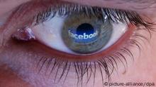 ARCHIV - ILLUSTRATION - Der Schriftzug «Facebook» spiegelt sich am 08.06.2011 in Hannover auf dem Auge eines Mannes, der vor einem Computerbildschirm sitzt. Facebook stoppt nach Kritik von Datenschützern die umstrittene Gesichtserkennungs-Funktion in Europa. Das Online-Netzwerk erklärte sich bereit, bis zum 15. Oktober 2012 alle bisher dafür erstellten Nutzerprofile zu löschen. Foto: Jochen Lübke dpa +++(c) dpa - Bildfunk+++