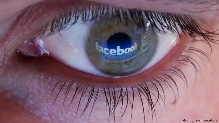 Gesichtserkennung Der Schriftzug Facebook spiegelt sich auf dem Auge eines Mannes