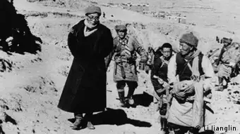 1959 Lhasa the 14th Dalai Lama escapes to India