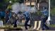 Proteste in Pakistan werden von Polizisten gestoppt (Foto: AP) Proteste in Pakistan werden von Polizisten gestoppt (Foto: AP)