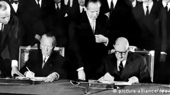 ARCHIV - Der französische Staatspräsident Charles de Gaulle (r) und der deutsche Bundeskanzler Konrad Adenauer unterzeichnen am 22.01.2963 im Elysee-Palast in Paris den deutsch-französischen Freundschaftsvertrag. Foto: dpa (zu dpa Deutsch-französische Freundschaft vom 03.03.) nur s/w +++(c) dpa - Report+++