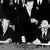 ARCHIV - Der französische Staatspräsident Charles de Gaulle (r) und der deutsche Bundeskanzler Konrad Adenauer unterzeichnen am 22.01.2963 im Elysee-Palast in Paris den deutsch-französischen Freundschaftsvertrag. Foto: dpa (zu dpa "Deutsch-französische Freundschaft" vom 03.03.) nur s/w +++(c) dpa - Report+++