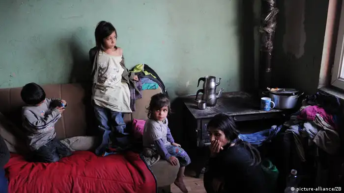 Die 2010 aus Deutschland abgeschobene Familie Kovaqi mit ihren 6 Kindern in ihrer 1-Raum-Wohnung in einem von Roma bewohnten Wohngebiet in Plementina bei Pristina im Kosovo, fotografiert am 17.12.2011. Foto: Jens Kalaene