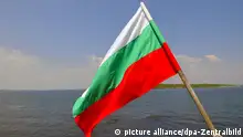 Bulgarien - Sosopol Die bulgarische Flagge an einem Haus in Sosopol, aufgenommen am 14.05.2011. Foto: Matthias Tödt