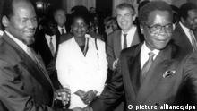 Mosambiks Präsident Joaquim Chissano (l) und der Führer der Renamo-Rebellen, Afonso Dhlakama, geben sich nach der Unterzeichnung im italienischen Außenministerium die Hand. Die Regierung Mosambiks und die Renamo-Rebellen unterzeichneten am 4. Oktober 1992 in Rom einen Friedensvertrag und beendeten damit 16 Jahre Bürgerkrieg in ihrem Land.