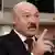 Александр Лукашенко с поднятым вверх указательным пальцем