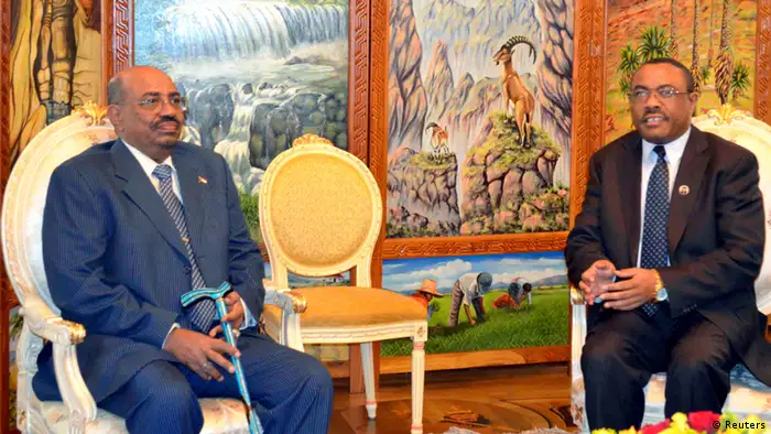Sudan's President Omar Hassan al-Bashir (L) meets his host, the new Ethiopian Prime Minister Hailemariam Desalegn, at the Palace in capital Addis Ababa September 23, 2012. Leaders from Sudan and South Sudan will meet on Sunday for the first time in a year to try to agree on border security so that South Sudan can start exporting oil again, a lifeline for both economies. REUTERS/Tiksa Negeri (ETHIOPIA - Tags: POLITICS BUSINESS CIVIL UNREST)