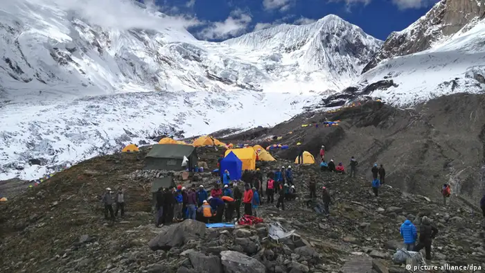 Berg Manaslu in Nepal - mindestens neun Bergsteiger durch eine Lawine umgekommen
