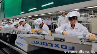 ARCHIV - Angestellte von Foxconn arbeiten am 26.05.2010 um Lunghua-Werk in Shenzhen, China. Der umstrittene Apple-Auftragsfertiger will die Arbeitsbedingungen in seinen chinesischen Werken verbessern. Foto: Ym Yik (zu dpa 1151 vom 22.08.2012) +++(c) dpa - Bildfunk+++