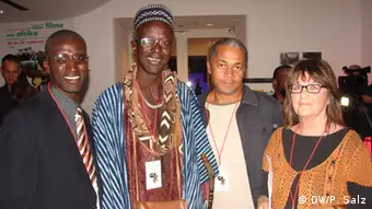 Le réalisateur sénégalais Moussa Sène Absa avec des membres de FilmInitiativ