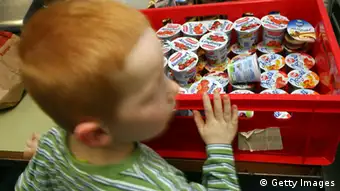 Une organisation caritative permet à cet enfant de trouver un yoghurt à manger