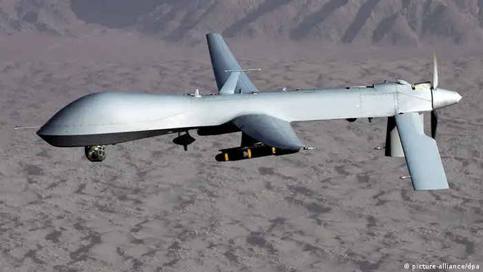 ARCHIV - Ein undatiertes Handout der US Air Force zeigt eine Drohne vom Typ MQ-1 Predator. Bei einem Drohnenangriff in Pakistan ist nach US-Angaben ein wichtiger Drahtzieher der Terrororganisation getötet worden. Es handele sich um Hussein al-Yemeni, der hinter einem Selbstmordattentat auf eine CIA- Basis in Afghanistan im Dezember gesteckt haben soll.EPA/LT. COL. LESLIE PRATT - HANDOUT EDITORIAL USE ONLY/NO SALES +++(c) dpa - Bildfunk+++