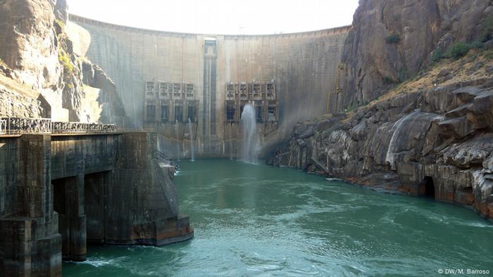 La represa en el río de aguas color turquesa.