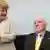Bundeskanzlerin Angela Merkel steht neben Altbundeskanzler Helmut Kohl. Beide schauen sich an (Foto: Reuters)