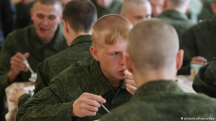 Russische Wehrpflichtige in einem Speisesaal