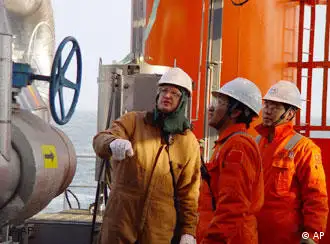 中海油人员在视察美国尤尼科石油公司的设备