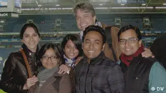 Indische Teilnehmer des Multimedia-Trainings der DW Akademie zu Gast auf Schalke, gemeinsam mit Trainer und Projektmanager Patrick Benning (Foto: DW Akademie).