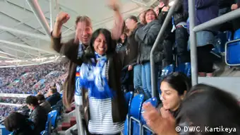 Sarah Abraham, Teilnehmerin des Multimedia-Trainings der DW Akademie für indische Journalistin in Bonn, ist Fußball-Fan und das erste Mal zu Gast auf Schalke (Foto: DW Akademie).