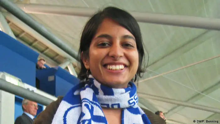 Sarah Abraham, Teilnehmerin des Multimedia-Trainings der DW Akademie für indische Journalistin in Bonn, ist Fußball-Fan und das erste Mal zu Gast auf Schalke (Foto: DW Akademie/Patrick Benning).