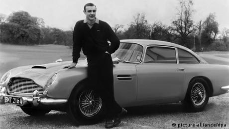 Hauptdarsteller von James Bond Sean Connery um 1964 vor seinem Auto Aston Martin 