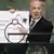 Der israelische Ministerpräsident Benjamin Netanyahu zeigt vor der Generalversammlung der UN auf eine rote Linie auf einer Grafik einer Atombombe (Foto: Getty Images)