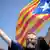 Мужчина с каталонским флагом в руках
