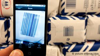 ILLUSTRATION - Eine iPhone-App scannt am Dienstag (28.02.2012) den Barcode einer Packung Zucker in einem Supermarkt in Berlin. Das Handy und der Tablet-PC spielen beim Einkauf eine wachsende Rolle. Darauf stellen sich viele Händler ein. Foto: Sebastian Kahnert dpa/lbn (zu dpa-Korr.: Das Handy wird zum Einkaufsberater vom 29.02.2012)