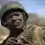 Kenianischer Soldat mit Helm. Auf dem Helm steht auf Kisuaheli "Tea in Kismayo". (Foto: AP Photo/Ben Curtis)