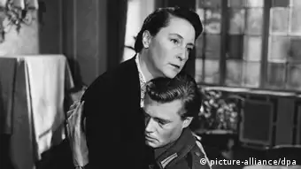 Dorothea Wieck und Karlheinz Böhm in einer Szene aus dem Film Unternehmen Schlafsack (1955)