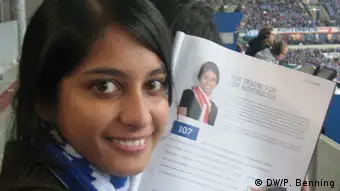 Sarah Abraham, Teilnehmerin des Multimedia-Trainings der DW Akademie für indische Journalistin in Bonn, ist Fußball-Fan und das erste Mal zu Gast auf Schalke. Die Rechte liegen bei der DW Akademie.