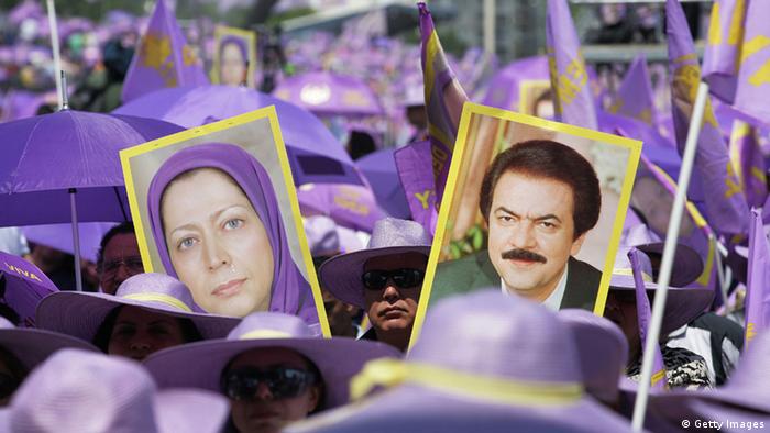 Porträts von den Führungspersonen der Volksmudschahedin, Maryam Radjavi und ihr verschwundener Ehemann und Vorgänger Massoud Radjavi, bei einer gegen Teheran gerichteten Demonstration nahe Paris 2010