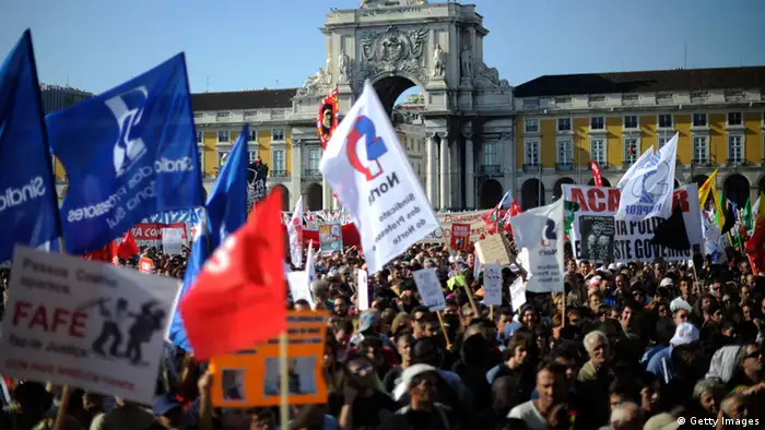 La population portugaise est épuisée par des plans d'austérité qui se succèdent. Les manifestations se multiplient
