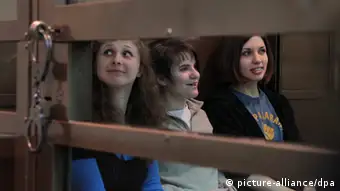 epa03416769 Russian feminist punk-rock band Pussy Riot members Maria Alyokhina (L), Yekaterina Samutsevich (C) and Nadezhda Tolokonnikova (R) sit in a glass-walled cage in a court room at the Moscow City Court in Moscow, Russia, 01 October 2012. The Moscow City Court was to hear an appeal against two-year prison sentences given to the three members of the band on charges of hooliganism and religious hatred because they performed a song critical of President Vladimir Putin inside a Moscow Orthodox cathedral earlier this year. EPA/MAXIM SHIPENKOV +++(c) dpa - Bildfunk+++