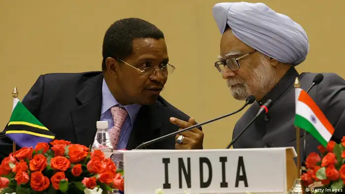 Le Premier ministre indien Manmohan Singh en conversation avec le président tanzanien Jakaya Mrisho Kikwete