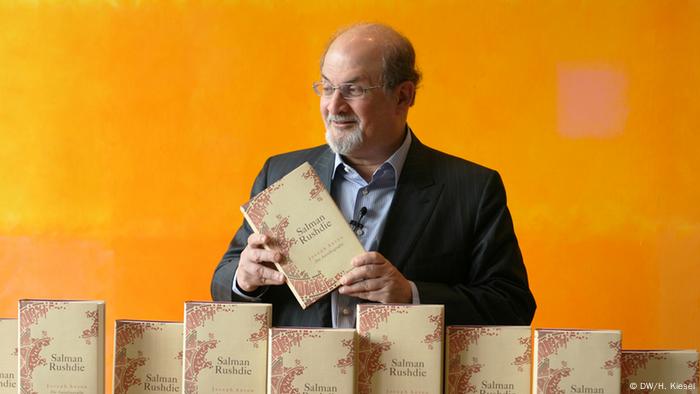 Salman Rushdie with copies of his book 'Joseph Anton: A Memoir' (DW/H. Kiesel)